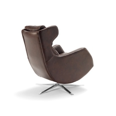 Poltrona giratória de couro castanho e base metálica sobre fundo branco