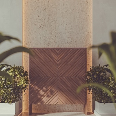 Aparador de madeira castanha com padrão diagonal, parede clara e plantas em vasos brancos