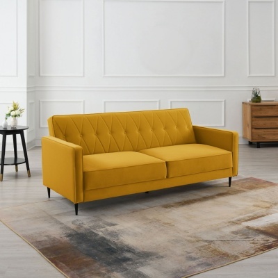 Sofá amarelo mostarda estofado sobre tapete abstrato em sala de estar clara