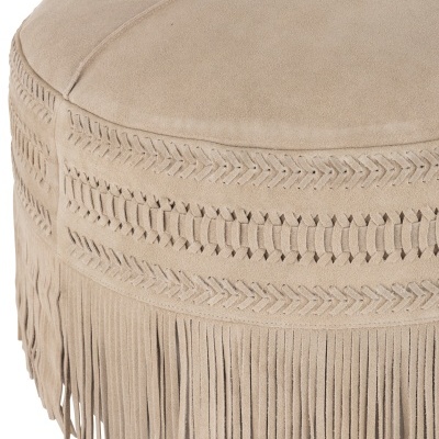 Pufe redondo bege em camurça com franjas e detalhes trançados