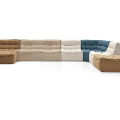 sofá modular colorido em tecido com assentos acolchoados