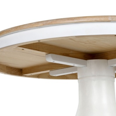 mesa de madeira redonda clara com suporte central branco