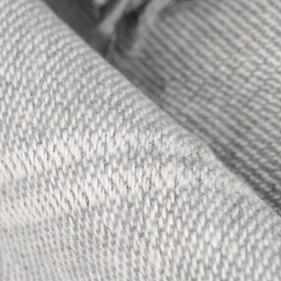 Tecido cinza em padrão de malha com textura e pequenos laços brancos