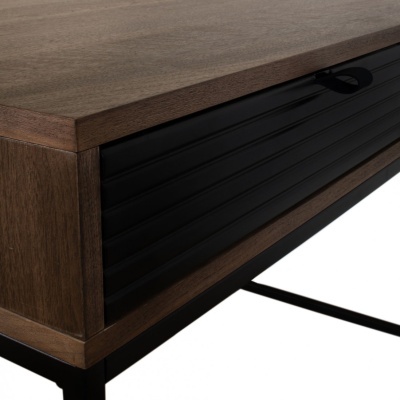 Móvel de madeira castanha com painel preto texturizado e estrutura metálica preta