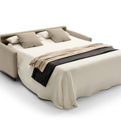 Sofá-cama bege com mantas e almofadas em fundo branco