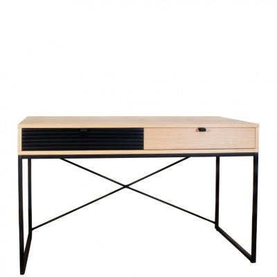 Secretária de madeira clara com gaveta ripada preta e estrutura metálica preta