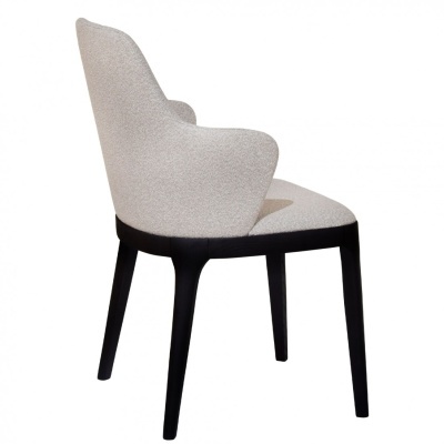 Cadeira estofada cinza claro com pernas pretas