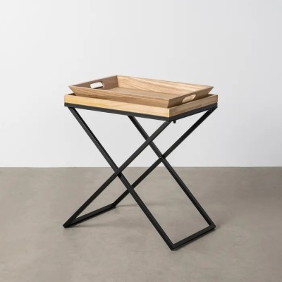 Mesa auxiliar com tampo e tabuleiro em madeira clara e estrutura metálica preta em X