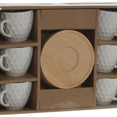 Conjunto de chávenas brancas texturizadas com bases de madeira em embalagem de cartão