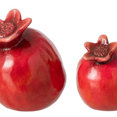 Dois objetos decorativos em cerâmica em forma de romã vermelha