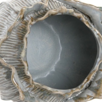 Vaso cinza cerâmico com textura e bordas onduladas visto de cima