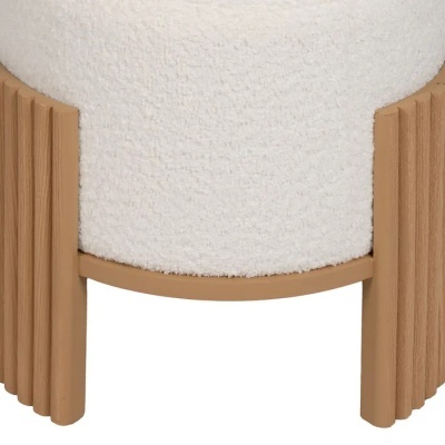 Pé de móvel em madeira beige com tecido felpudo branco