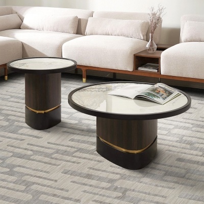 Conjunto de duas mesas de centro redondas com tampo branco de mármore e base de madeira escura com detalhes dourados