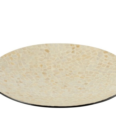 Prato raso redondo com padrão de mosaico bege e branco