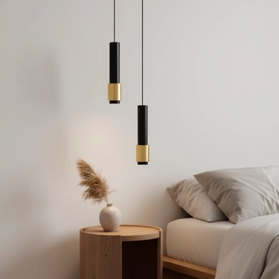 Mesa de cabeceira redonda em madeira clara com vaso, lâmpadas pendentes pretas e douradas, cama com roupa de cama cinza