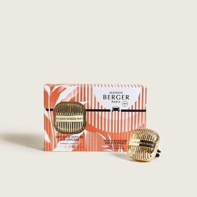 Ambientador para carro Maison Berger Paris em dourado com embalagem rosa abstrata
