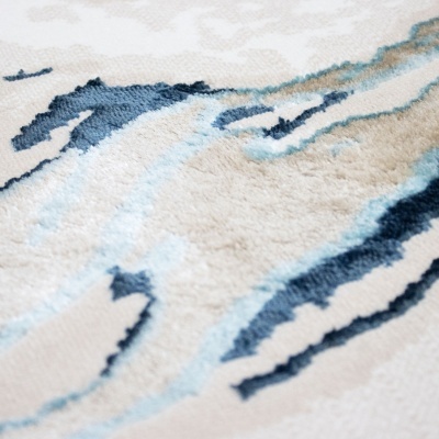 Tapete com padrão abstrato azul, bege e branco em textura aveludada