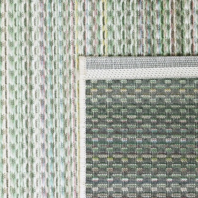 Tapetes sobrepostos com padrões em tons de verde, cinza, amarelo, branco e rosa