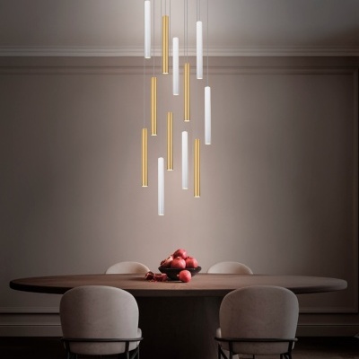 Mesa de jantar redonda em madeira escura com cadeiras cinza e candeeiro moderno suspenso