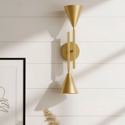 Apliques metálicos dourados na parede branca com vaso cerâmico e quadro minimalista