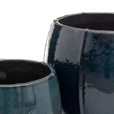 Dois vasos cerâmicos azuis com acabamento brilhante