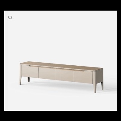 Móvel baixo bege com tampo em madeira clara e quatro portas, fundo branco.