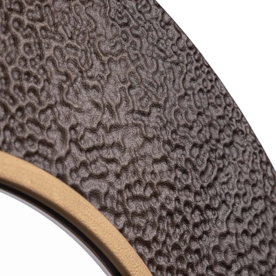 Plato decorativo texturizado castanho com detalhe dourado