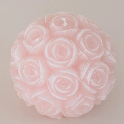 Vela rosa decorativa com padrão de rosas em relevo