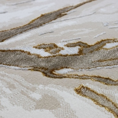 Tapete com padrão abstrato em bege, castanho e dourado com textura felpuda