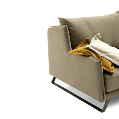 Sofá bege com almofadas amarelas e brancas