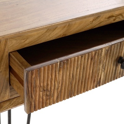 Mesa de madeira com gaveta aberta de frente texturizada e pernas de metal preto