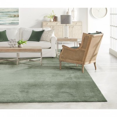 Tapete verde claro numa sala com mobiliário de madeira clara, sofá branco e cadeira com palhinha.