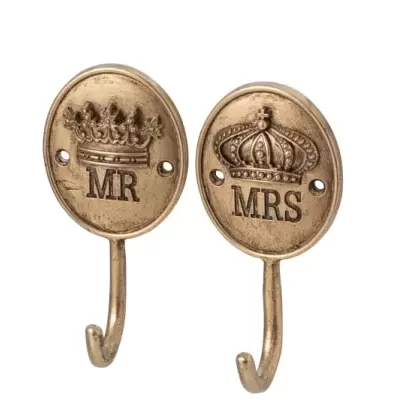 Dois ganchos de metal dourado com inscrições MR e MRS