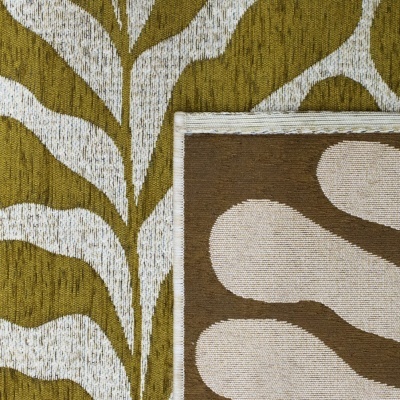 Dois tapetes com padrões abstratos sobrepostos em tons verdes, castanhos e bege