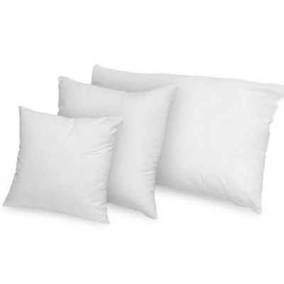Três almofadas brancas de tamanhos variados sobre fundo branco