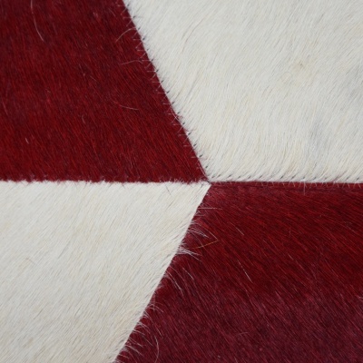 Pele sintética ou animal em padrão geométrico branco e vermelho