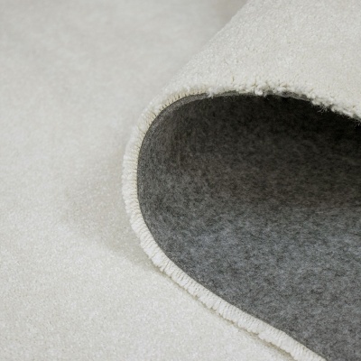 Tapete felpudo branco e cinza enrolado