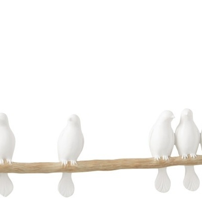 Seis pássaros brancos decorativos numa raiz de madeira clara