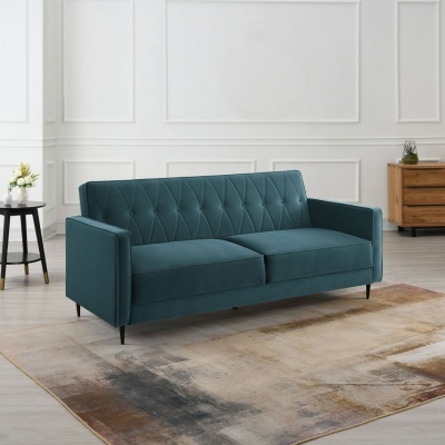 Sofá azul escuro estofado com padrão em losango numa sala com tapete e móvel de madeira.