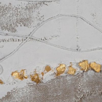 Tela texturizada bege e branca com detalhes dourados e padrões de costura