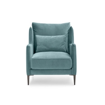 Poltrona de tecido azul turquesa com almofada e pernas metálicas escuras em fundo branco