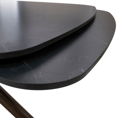 Duas mesas ovaladas cinza escuro com veios de mármore