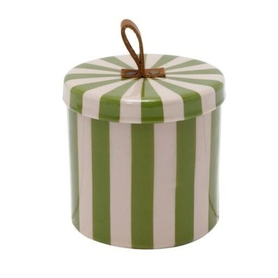 Recipiente cilíndrico cerâmico com riscas verdes e brancas e alça de corda castanha na tampa