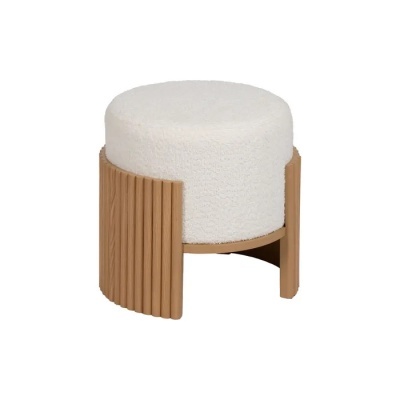 Puff redondo com estrutura em madeira clara e assento branco.