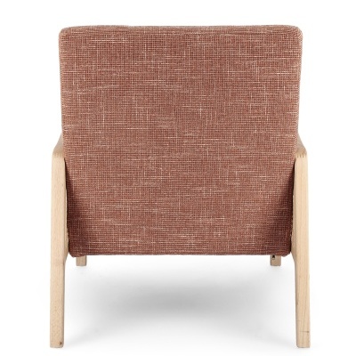 Poltrona castanha com estrutura de madeira clara vista de trás