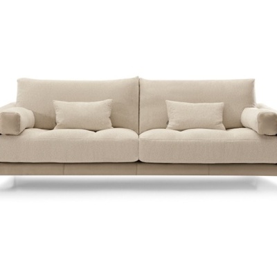 sofá três lugares bege claro com almofadas e pés metálicos cinza escuro