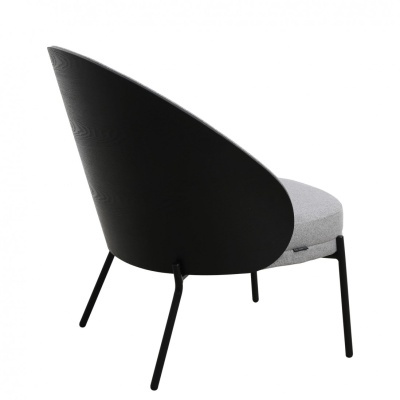 Cadeira moderna com encosto preto e assento cinzento claro