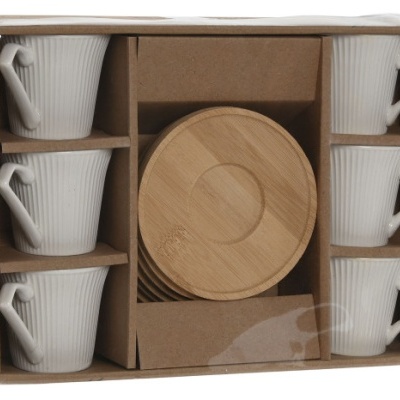 Conjunto de chávenas de café brancas com pires em madeira em caixa