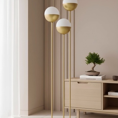 Candeeiro de pé dourado com globos brancos e dourados