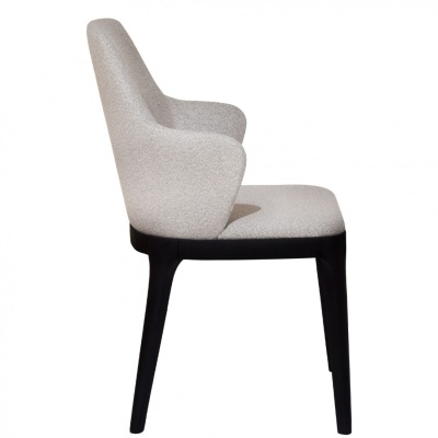 cadeira estofada cinza com estrutura de madeira preta